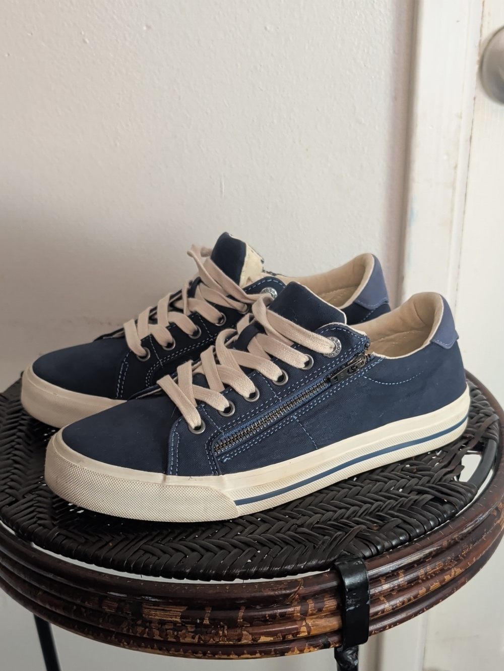 Taos Footwear Z-Soul Blue Sneakers with Cream Accents Women Size 8.5 W